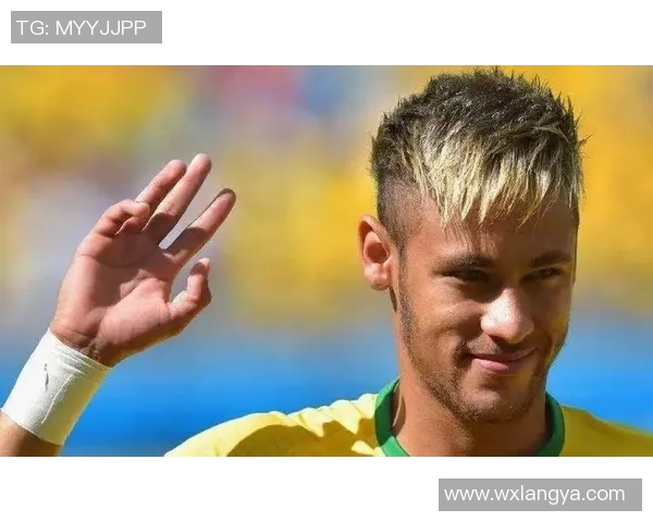 短发足球明星的激情与突破：赛场上的力量与速度之舞